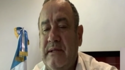 Giammattei muestra el resultado positivo de su examen de Covid-19