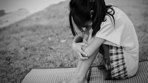 Condenan a hombre que tenía a niña atada bajo una cama