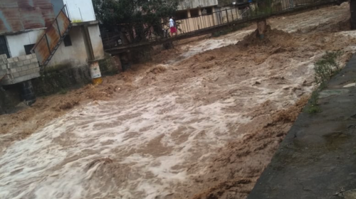 Crecida del río Villa Lobos alerta a vecinos 