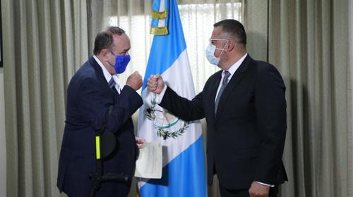 Trasladan a ministro de Cultura a un hospital por Covid-19