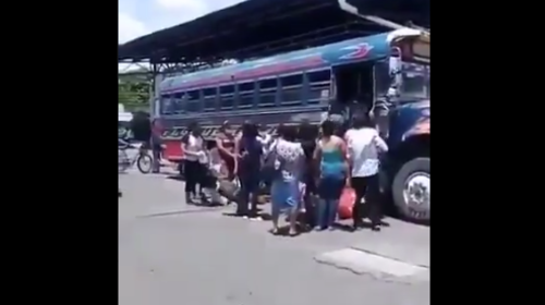 Graban aglomeraciones en una parada de bus en Escuintla