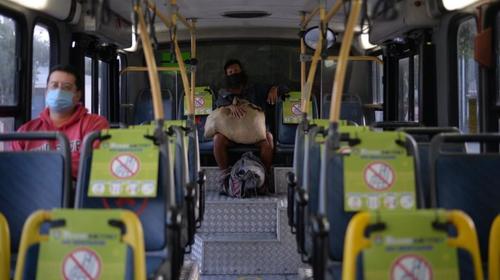 Joven reclama espacio para un adulto mayor en el Transmetro