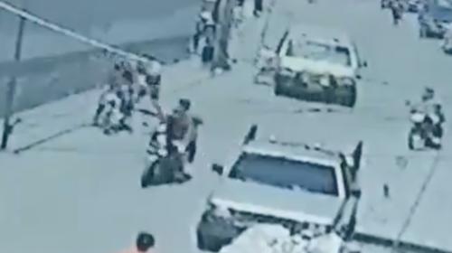 Momento en que se roban a un bebé en Zacapa 