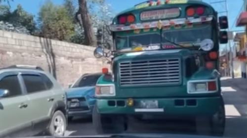 Captan a piloto en imprudente maniobra para rebasar (video)