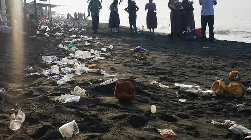 Playa de Champerico amanece repleta de basura tras el Año Nuevo