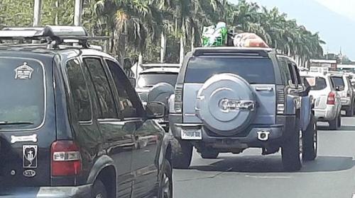 Grandes colas de veh&iacute;culos marcan retorno hacia la capital