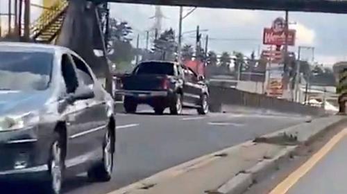Nuevo video: El carro contra la vía que atropelló a motorista