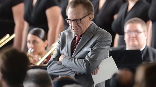 El c&eacute;lebre periodista Larry King est&aacute; hospitalizado por Covid-19