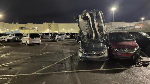 Hombre destruye 50 camionetas tras ser despedido de su trabajo