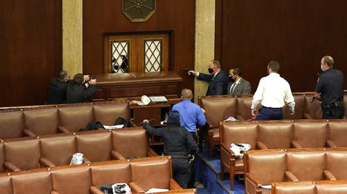 Policía desenfundó armas en el Capitolio por manifestantes