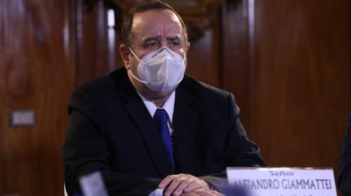 Giammattei invita a diputados a una reunión en el Palacio