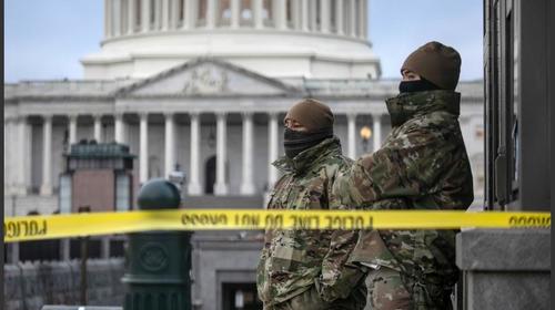 Multitud aplast&oacute; a polic&iacute;a contra una puerta en Capitolio (video)