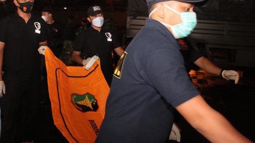 Indonesia: Hallan partes de cuerpos tras la desaparición de avión