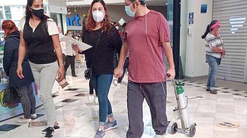 M&eacute;xico: Hombre pasea con tanque de ox&iacute;geno y causa pol&eacute;mica