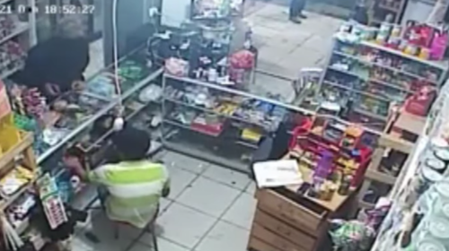 Asaltante pide que le entreguen el dinero en una bolsa plástica 