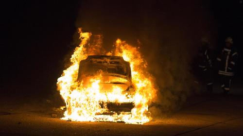 Pobladores persiguen carro incendiado tras provocar accidente