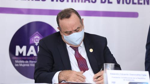 Exempleado de Centro de Gobierno ahora acompaña a Giammattei