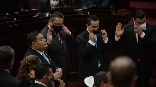 Diputados se quitan de nuevo la mascarilla para tomarse fotos