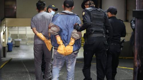 Capturan a dos hombres luego de atacar a balazos a dos personas