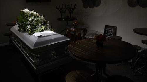 Cuerpos hasta en el garaje: Funeraria colapsa por Covid en EE.UU.