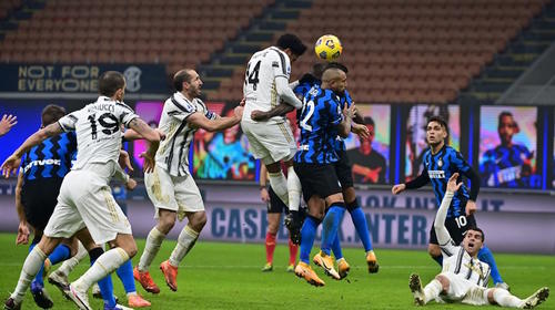 Arturo Vidal anota su primer gol en la Serie A, frente a la Juve