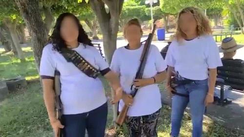 Mujeres se organizan para enfrentar a narcos en México