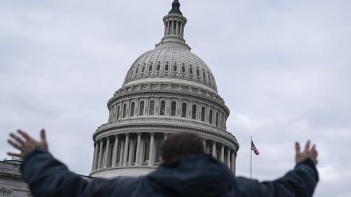 FBI: Invasora de Congreso vender&iacute;a a Rusia computadora de Pelosi