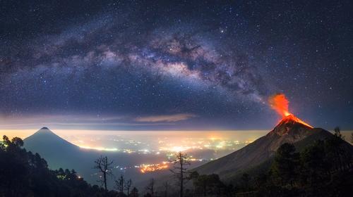 Fot&oacute;grafo revive foto de la V&iacute;a L&aacute;ctea y volc&aacute;n de Fuego