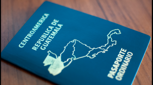 Contraloría recomienda suspender compra de cartillas de pasaporte