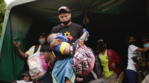 Más de 600 menores de la caravana fueron deportados por Guatemala