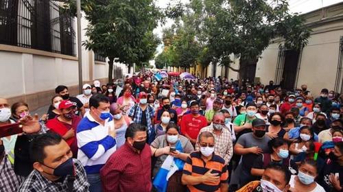 Vendedores de mercado protestan en Casa Presidencial por horario