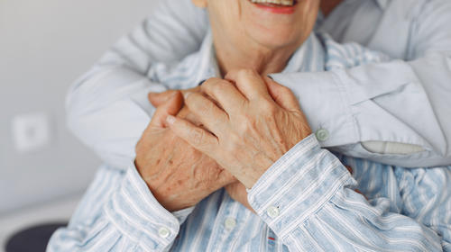 Covid-19: Pareja de ancianos fallece días antes de vacunarse