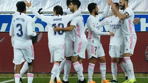 El Madrid golea al Alavés en La Liga y se acerca al Atlético