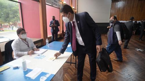 CC recibe cuatro amparos contra la juramentación de Mynor Moto