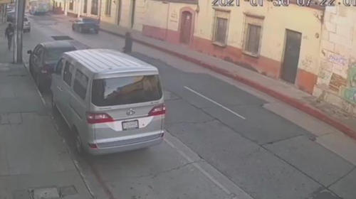 Alertan por ladr&oacute;n que acecha a sus v&iacute;ctimas en la zona 1 (video)
