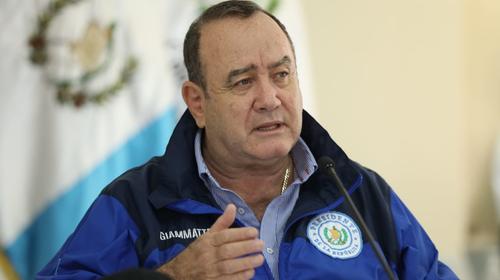 Giammattei explica quienes serán los primeros en vacunarse