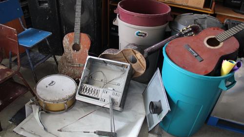 Los instrumentos abandonados en una escuela de la zona 18