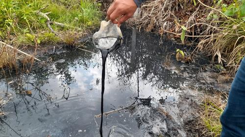 Investigan denuncias de supuesto derrame de petróleo en Cobán