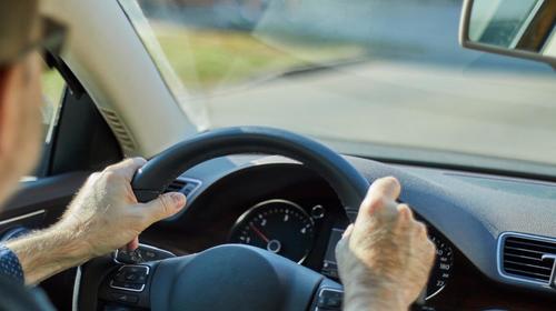 Carro esquiva un bus que peleaba pasaje en Escuintla (Video)