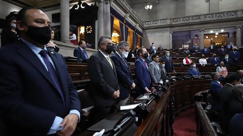 Diputados guardan minuto de silencio por la muerte de Sharon