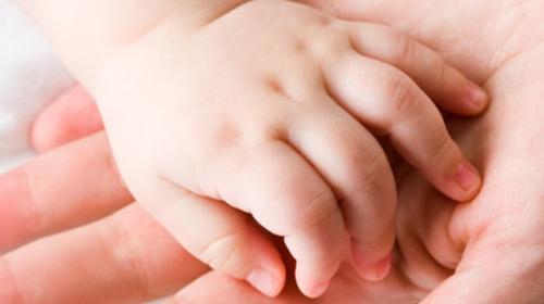 Hombres armados secuestran a una bebé en su casa, en Petén 