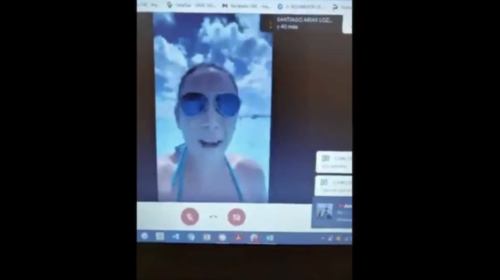 Captan a estudiante recibiendo clases en las playas de Cancún