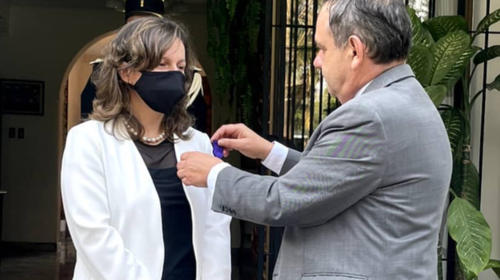 Francia galardona a científica guatemalteca, Pamela Pennington