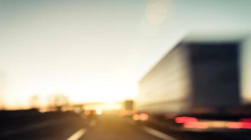 Conductor de picop rebasa en curva y provoca un fuerte accidente