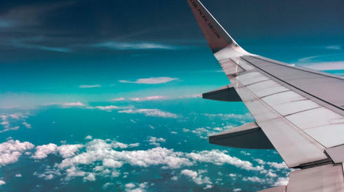 Motor de avi&oacute;n se destroza en el aire y partes caen sobre ciudad