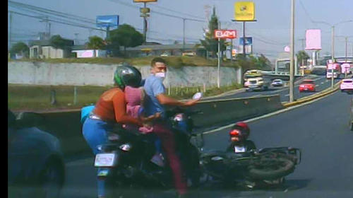 Motorista cae al golpear retrovisor y se salva de ser atropellado