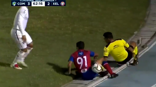 Torneo Clausura: Pelean el balón y derriban al juez de línea