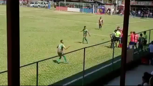 Jugador de la Tercera División toma un objeto y finge agresión