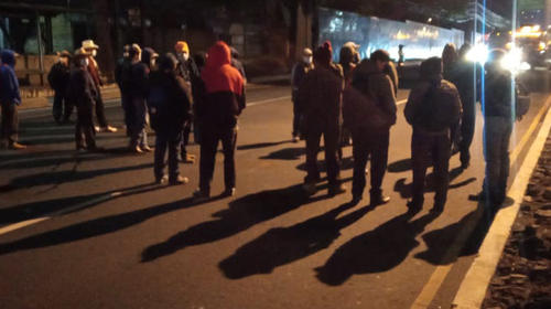 Bloqueo: Militares retirados paralizan la calzada Roosevelt