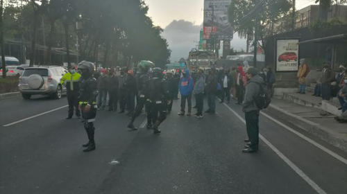 Guatemaltecos prefieren caminar por bloqueo en la Roosevelt